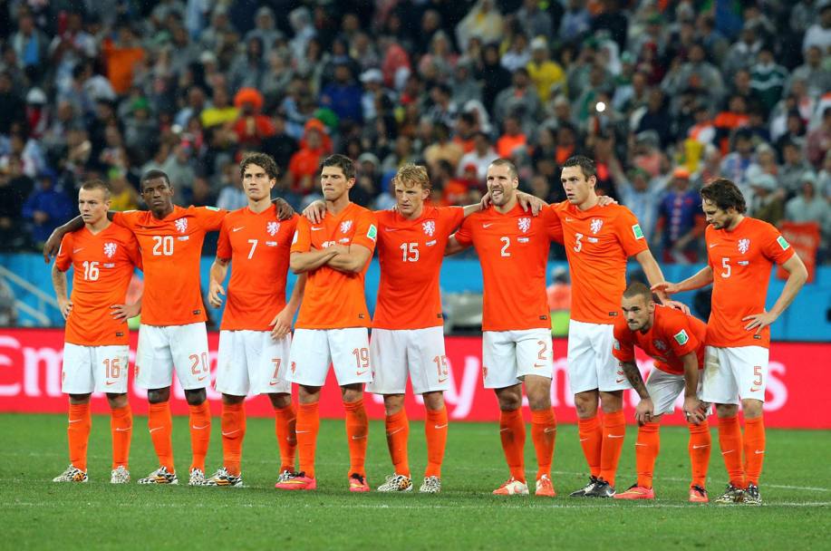 Dopo 120&#39; è ancora 0-0: si va ai rigori, i giocatori dell&#39;Olanda si abbracciano. Epa